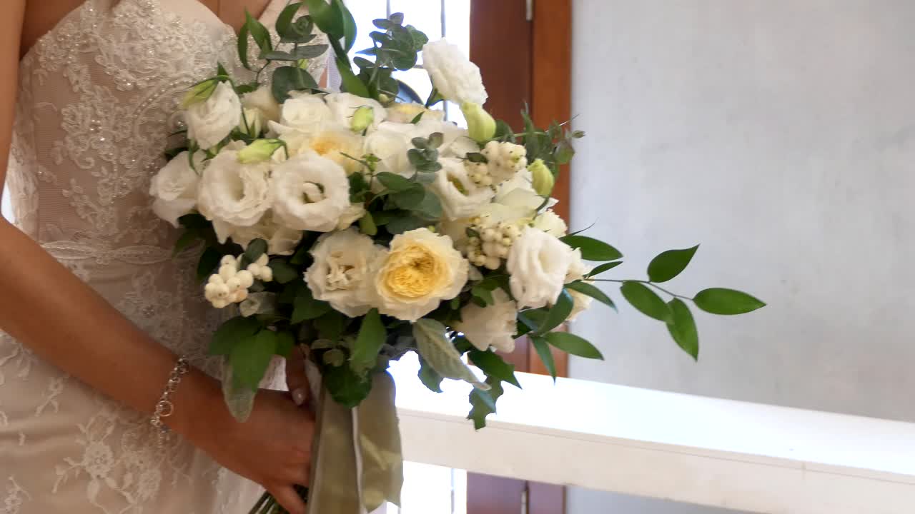 colpo della sposa - sposo con il fiore di nozze