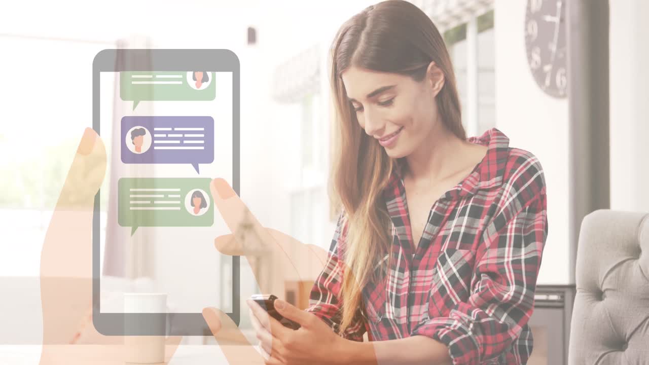 animación del icono del teléfono inteligente con burbujas de habla sobre la mujer caucásica que usa el teléfono inteligente.
