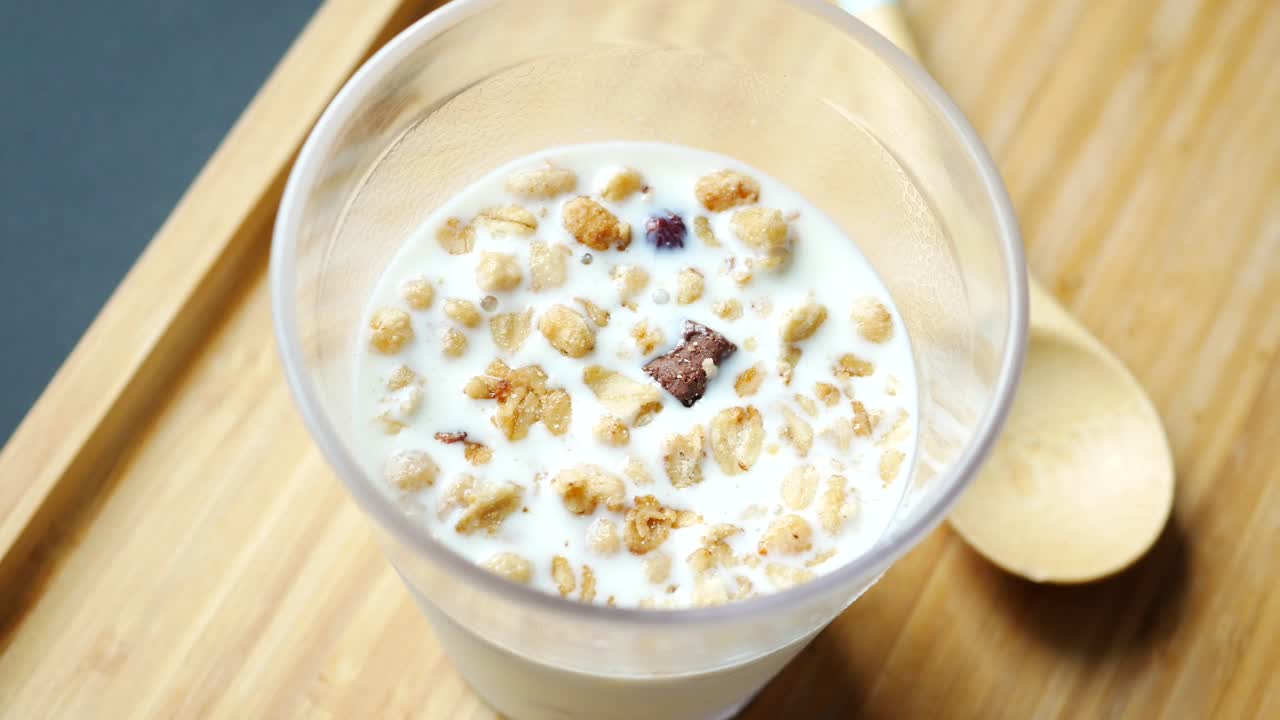 granola musli y leche de crema completa en un vaso ,