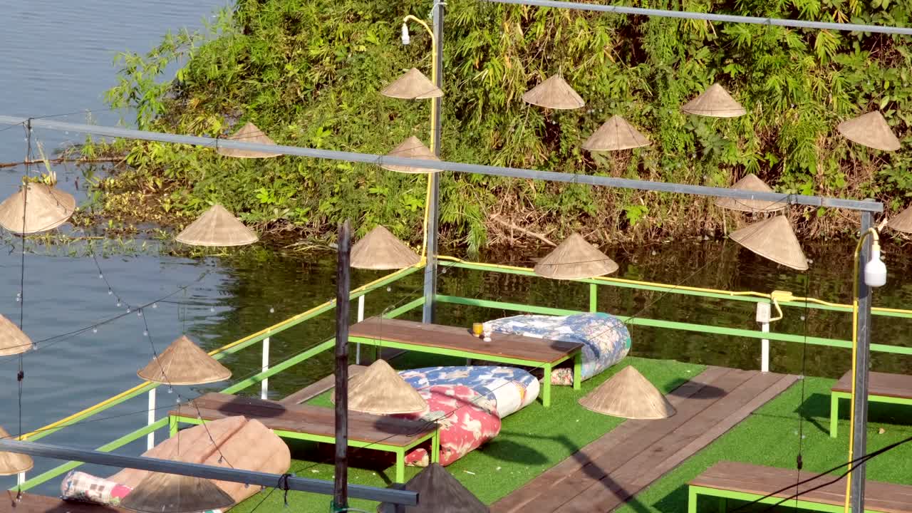 여러 개의 베트남 모자가 장식 요소로 공간을 장식합니다. 각각은 내부에 전구가 장착되어 있습니다.