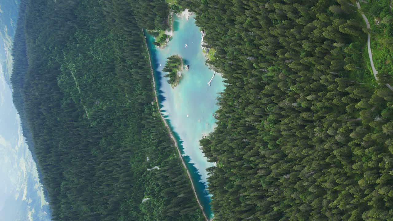 vista aérea de las montañas del bosque del lago caumasee, suiza