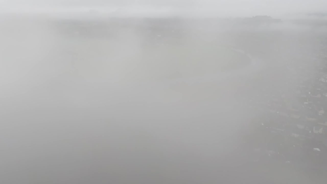 안개를 덮고 있는 월리스 기념비에서 앞으로 강을 내려다보는 정적 샷