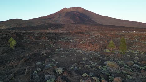 pico del volcán el teide al anochecer, montaña más alta del territorio español, islas canarias de tenerife, plataforma rodante aérea izquierda tiro bajo