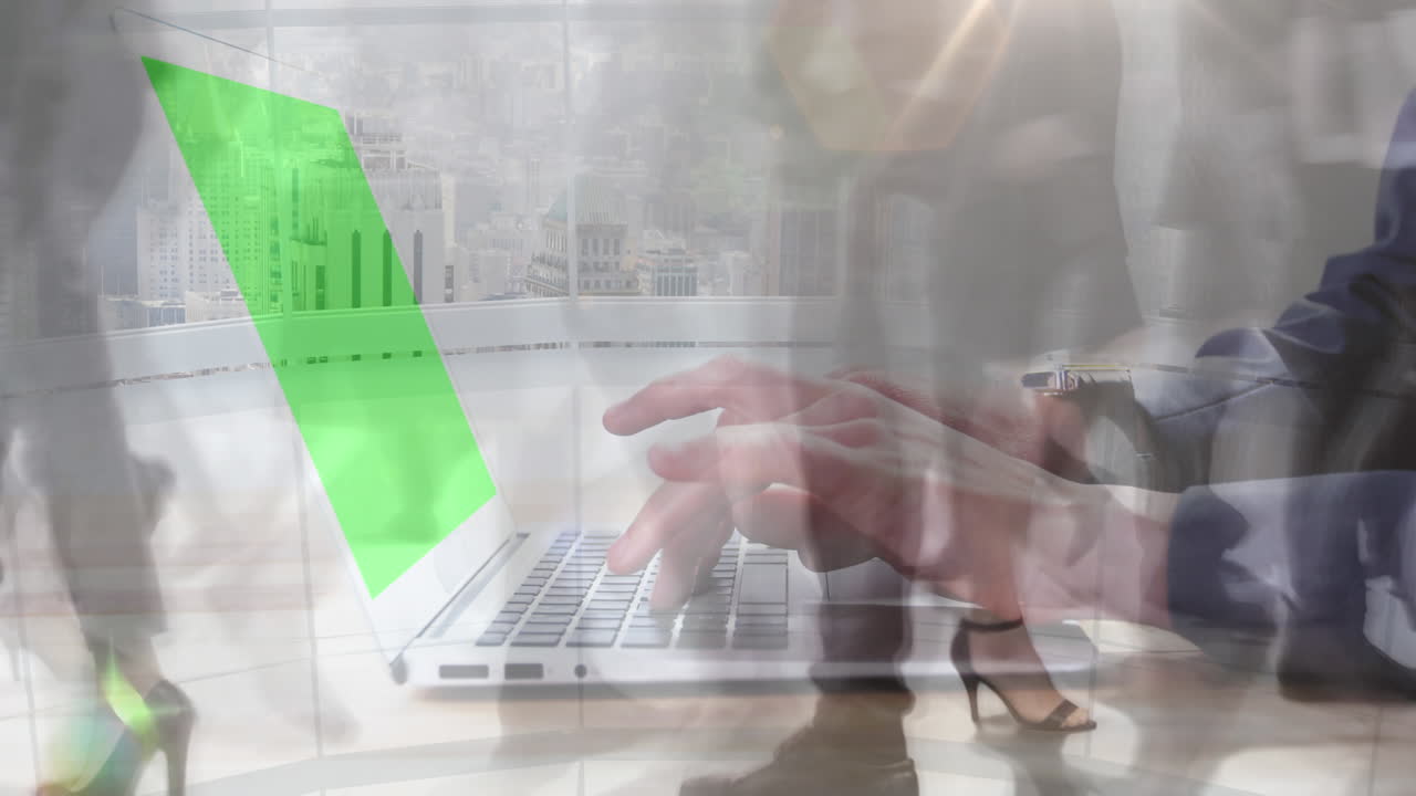 анимация деловой женщины, использующей ноутбук с зеленым экраном над ускоренными пассажирами, идущими по городу