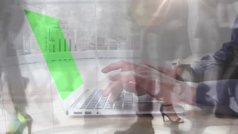animación de una mujer de negocios usando una computadora portátil con pantalla verde sobre pasajeros acelerados caminando por la ciudad