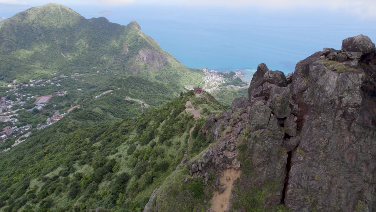 Splendida ripresa aerea del Monte Teapot dietro una scogliera rocciosa situata vicino a Nuova Taipei, Taiwan, con la magnifica costa del Pacifico sullo sfondo.