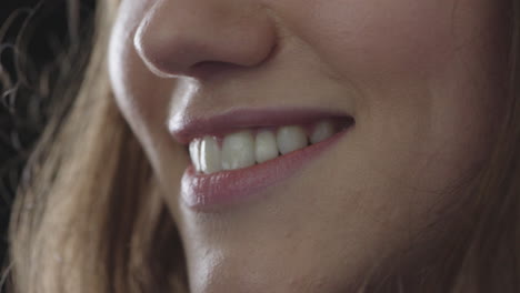 Nahaufnahme-Des-Mundes-Einer-Jungen-Frau-Mit-Lächelnden,-Glänzenden-Lippen,-Die-Gesunde-Zähne-Zeigen.-Zahngesundheitskonzept
