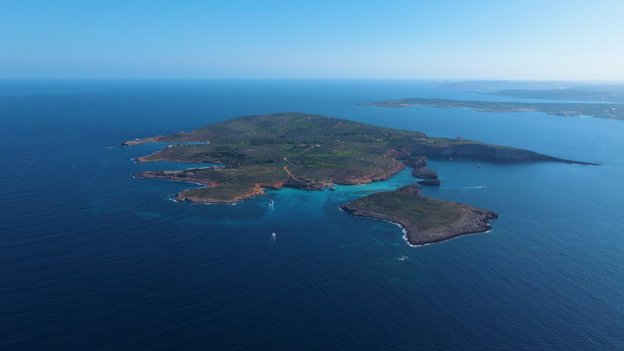 Luftaufnahme der Blauen Lagune zwischen den Inseln Comino und Cominotto auf Malta.