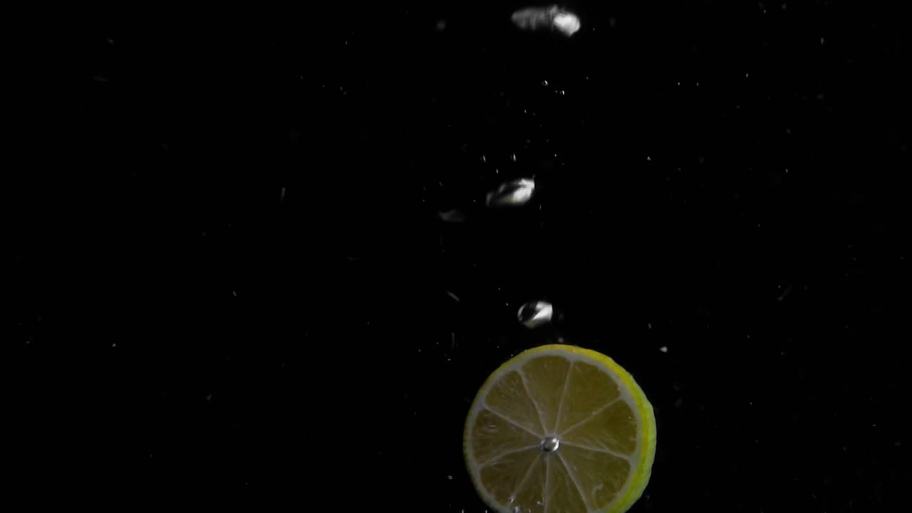 cal cayendo al agua en cámara superlenta, fondo negro, muchas burbujas de aire, 4k240fps