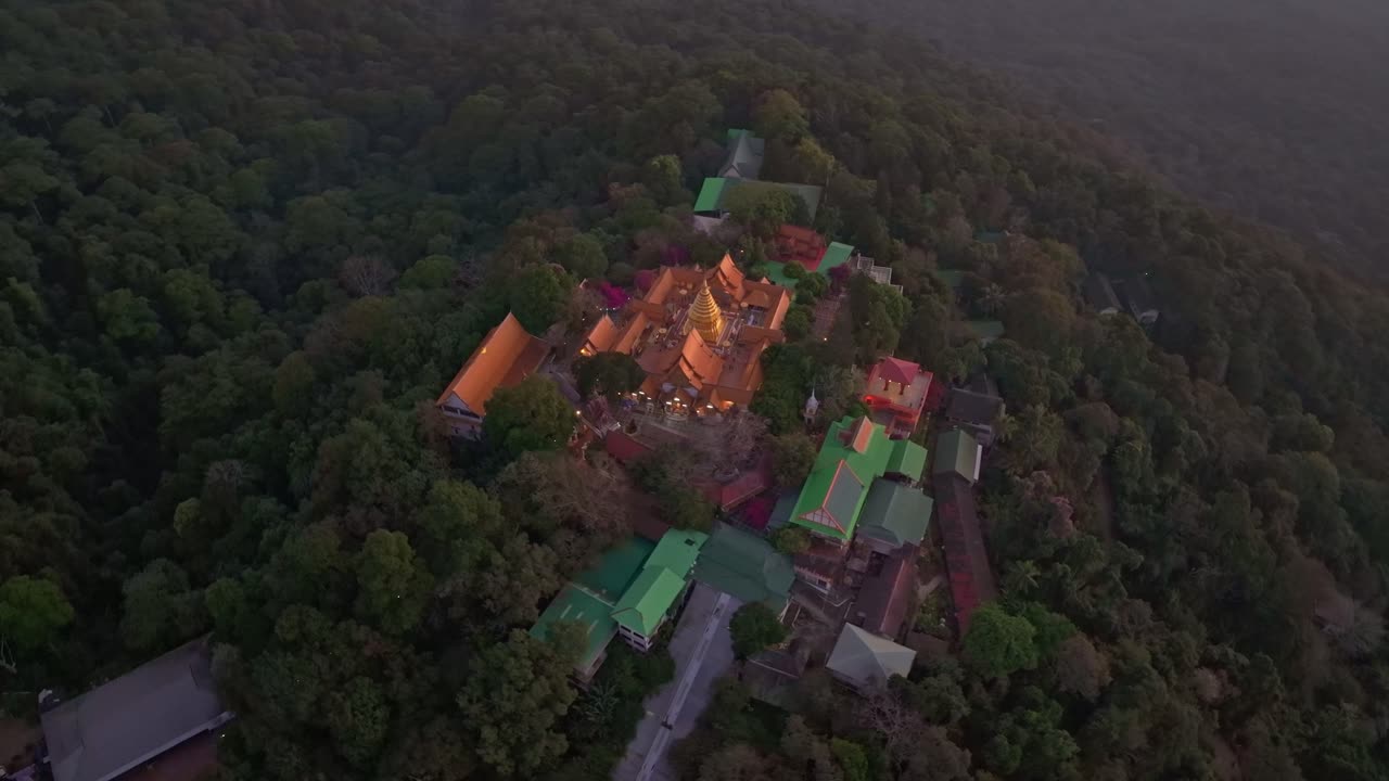 Ánh sáng ban mai trên chùa vàng Wat Phra That Doi Suthep, Thái Lan