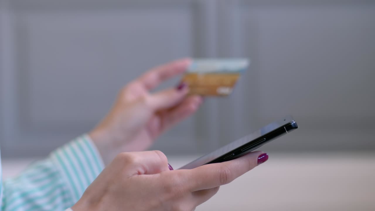 concepto de compras en línea - mujer usando teléfono inteligente y tarjeta de crédito - vista de cerca