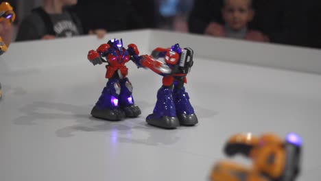 Lucha-De-Robots-En-Anillo-Blanco.-Robots-De-Juguete-Luchando.-Guerras-De-Robots-Juguetes-Para-Niños