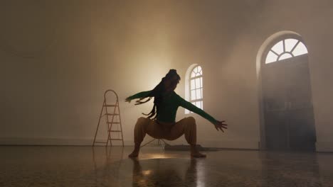 Retrato-De-Bailarina-Birracial-Bailando-En-Estudio-De-Danza,-Cámara-Lenta