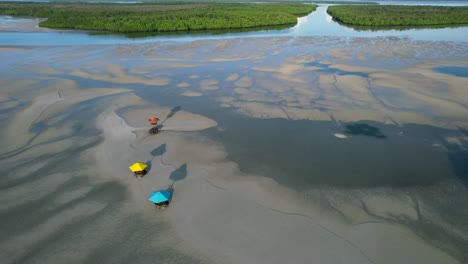 Bunte-Pavillonschirme-Auf-Tropischer-Sandbank-Bei-Leebong