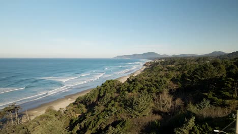 Disparo-De-Un-Dron-Que-Se-Eleva-Sobre-Propiedades-Frente-Al-Mar-Para-Revelar-Una-Hermosa-Playa-En-Newport,-Oregon