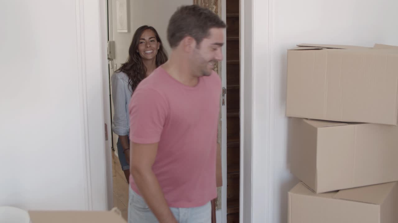 함께 거실에 작은 테이블을 들고 행복한 커플