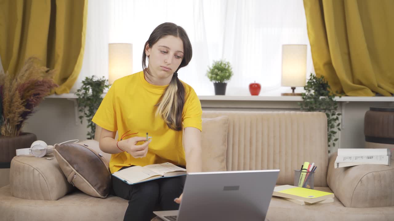 불행한 여성 학생이 그의 책상에 도착했습니다.