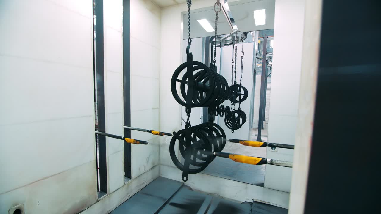 인간의 참여 없이 기업의 작업장에서 부품을 칠하는 것