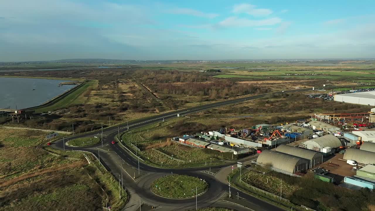 antena: volando sobre la rotonda cuando los autos entran y salen
