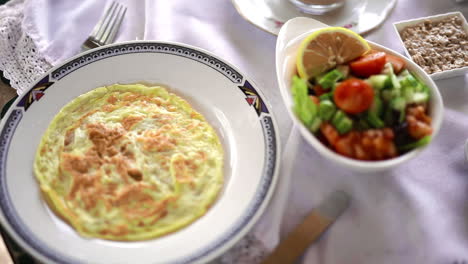 Tortilla-Gruesa-Y-Esponjosa-Con-Ensalada-De-Frutas-Verdes-Comida-Del-Hotel