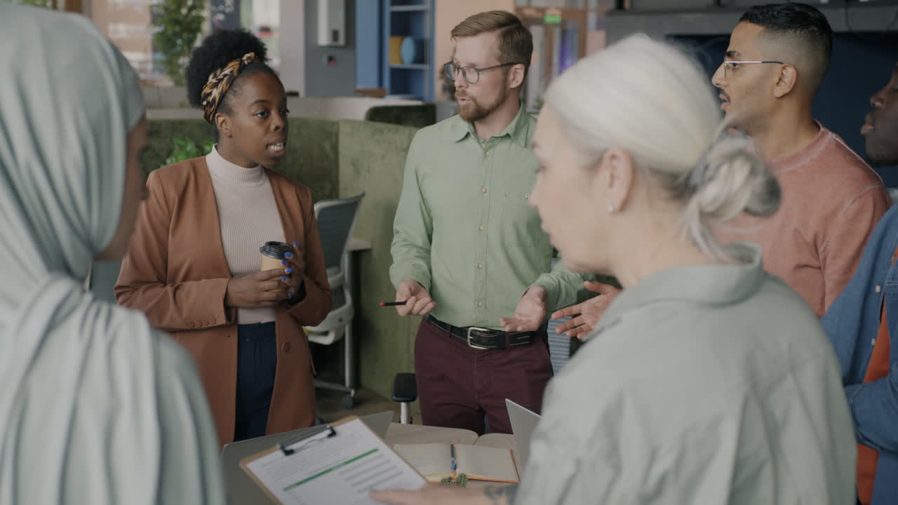 equipo diverso en una reunión