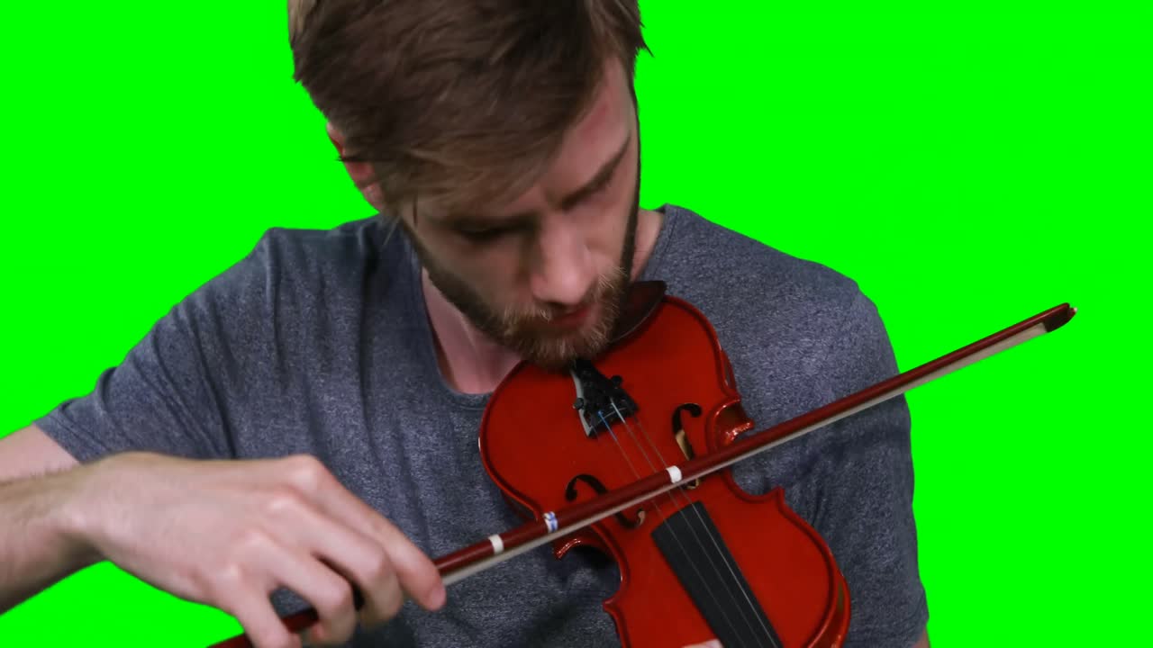 primer plano de un músico tocando el violín