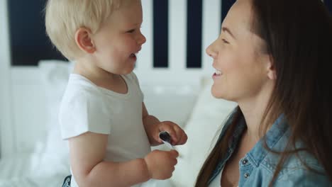 Video-De-Primer-Plano-De-Un-Niño-Juguetón-Y-Su-Madre.