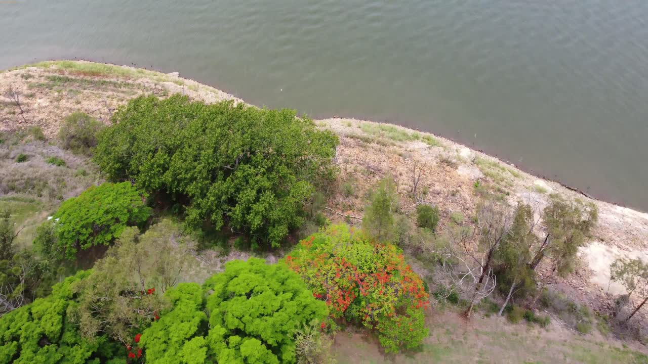 volando sobre una carretera y sobre un lago