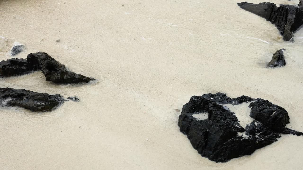 해변의 파도와 바위