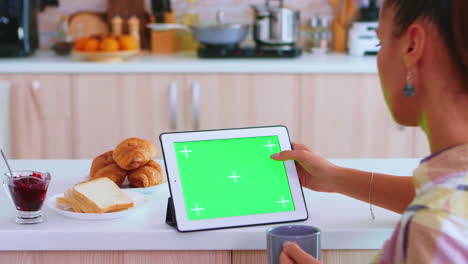 tocando en una tableta con pantalla verde