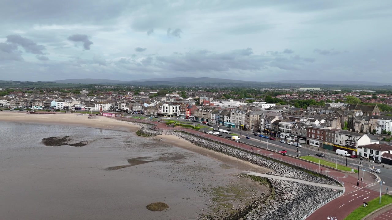 Niskie ujęcie lotnicze z drona z panoramowaniem nad nadmorskim miastem Morecambe w Wielkiej Brytanii.