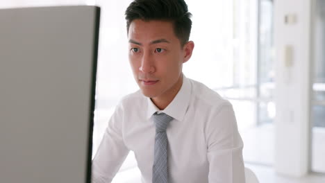 tarea, completa y relajarse con un hombre de negocios asiático