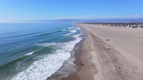 una excelente toma aérea muestra a la gente jugando en las olas en una playa en oxnard california