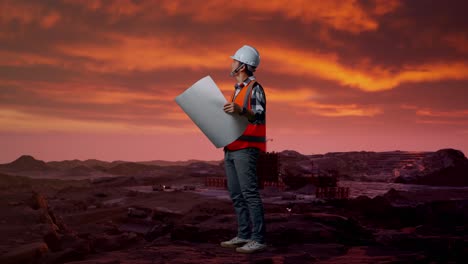ingeniero revisando planes de construcción en un sitio minero durante la puesta del sol.