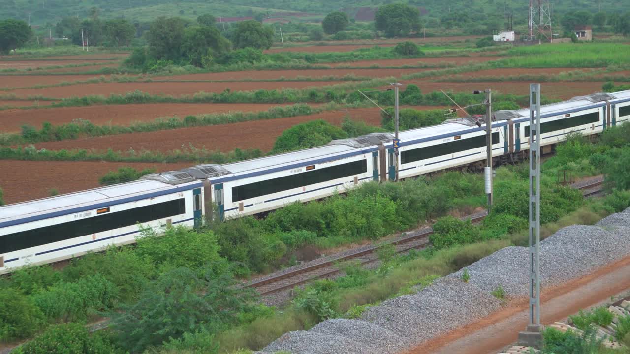 반데 바라트 익스프레스 열차 가  ⁇ 리오르 인도 의 철도 트랙 에서 빠르게 움직이고 있는 장면