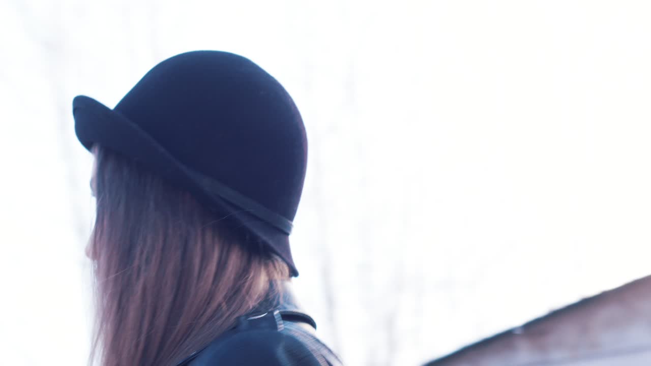 밖에서 검은 모자를 입은 여자