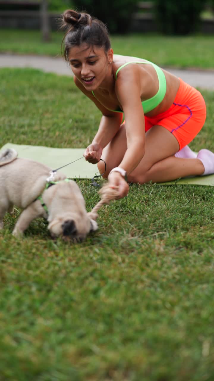 공원에서 파그와 놀고 있는 여자