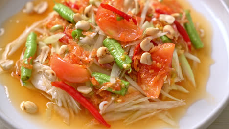 ensalada picante de papaya - somtam - estilo tailandés tradicional de comida callejera