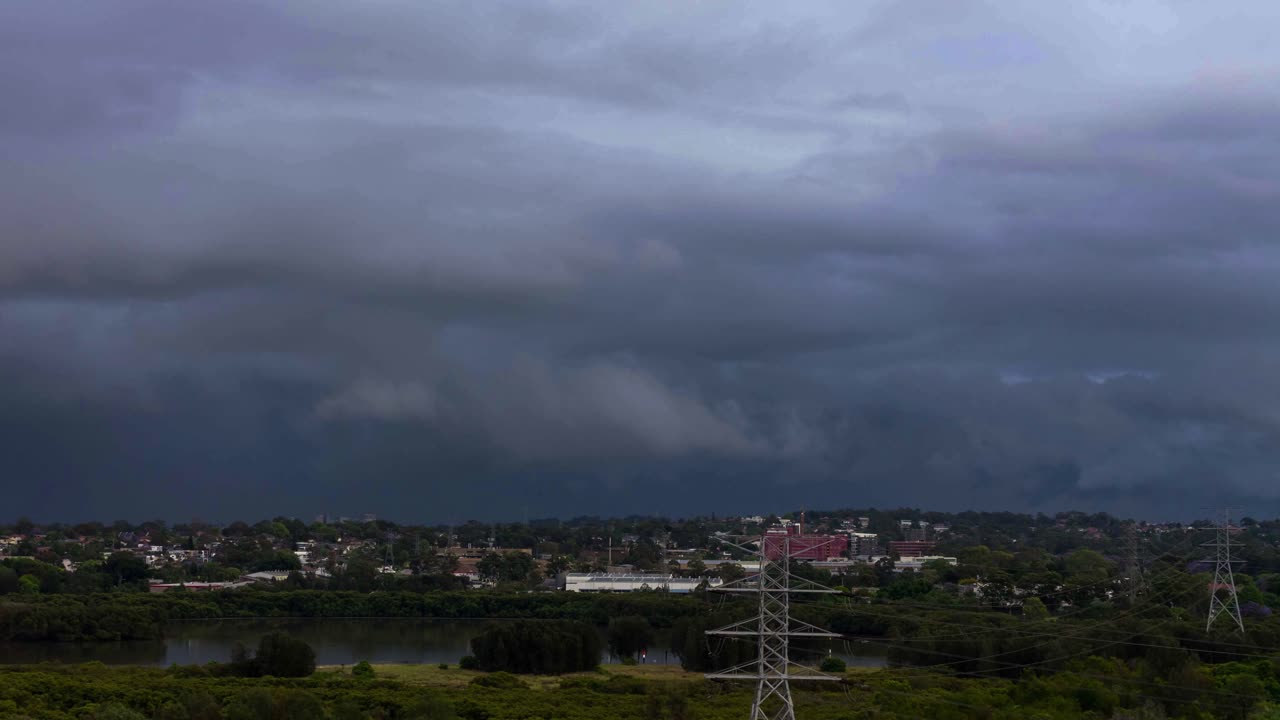 lapso de tiempo oscuro y aterrador de la formación de nubes que pasa por encima de la ciudad