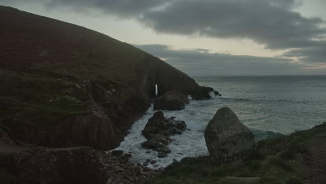 Dramatischer-Blauer-Sonnenuntergang-über-Dem-Strand-Und-Der-Bucht-Von-Nanjizal-In-Der-Nähe-Von-Land&#39;s-End-In-Cornwall,-Großbritannien