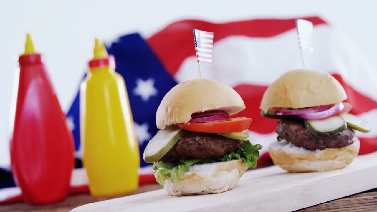 나무판 에 배열 된 햄버거