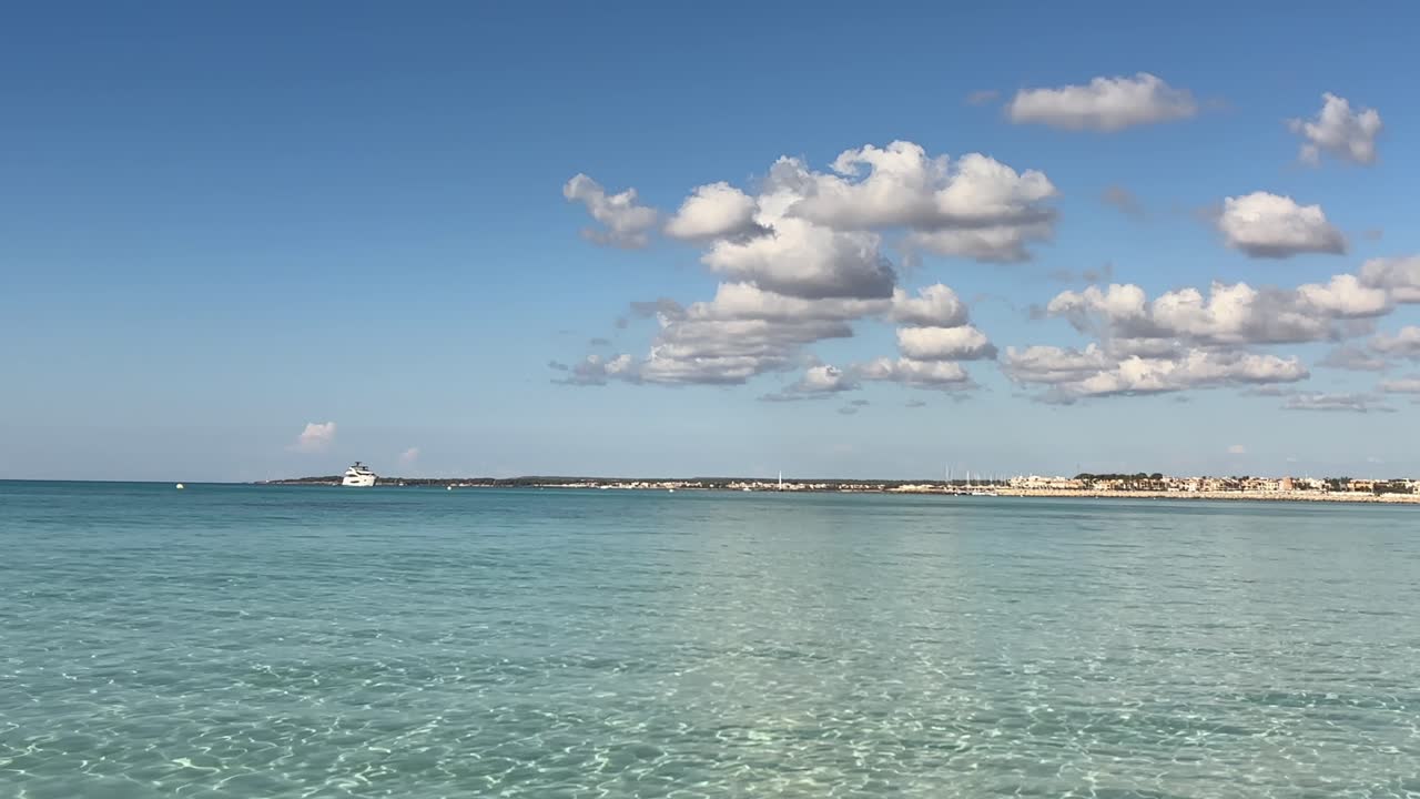 스페인 마요르카 섬 칼라 세스 코베테스에서 잔잔한 청록색 바다와 멀리 보이는 보트