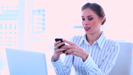 mujer de negocios atractiva usando un teléfono móvil