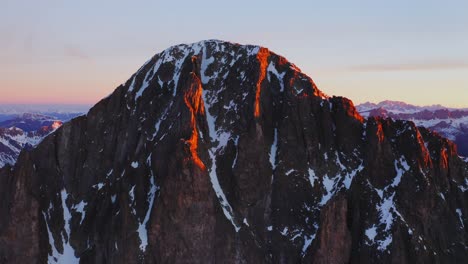un dron se eleva sobre los picos de cima d'asta al amanecer