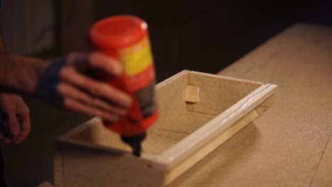 ensamblar una caja de madera con pegamento de madera