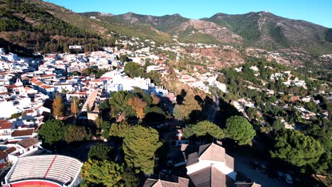 Luftvideo-Der-Stadt-Mijas-Pueblo-Mit-Bergen-Im-Hintergrund