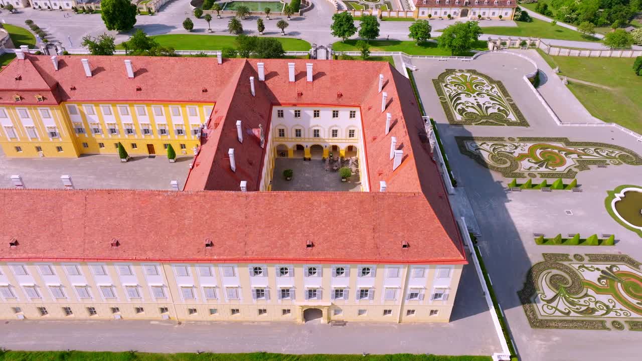 visión desde arriba del palacio y jardín de schloss hof en un día soleado en marchfeld, austria.