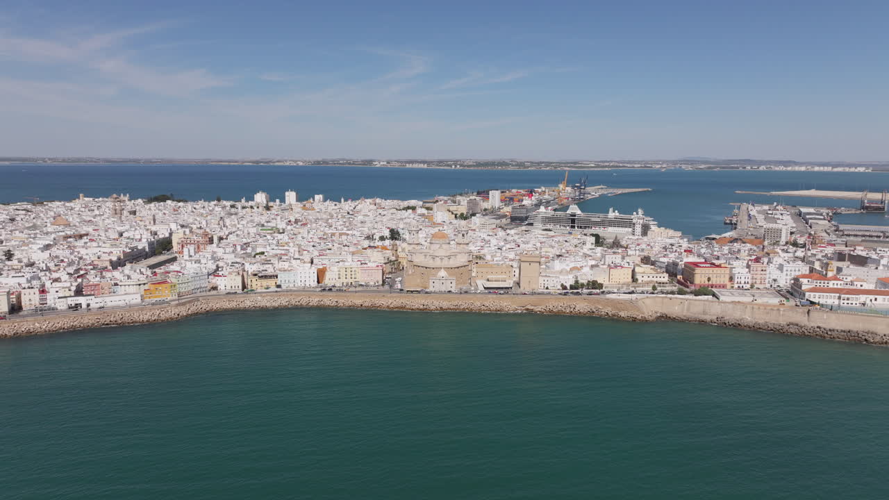 Vista aerea del paesaggio urbano di Cadice, in Spagna, Andalusia, Europa, in una giornata di sole, con vista sulla Cattedrale di Cadice e sul lungomare