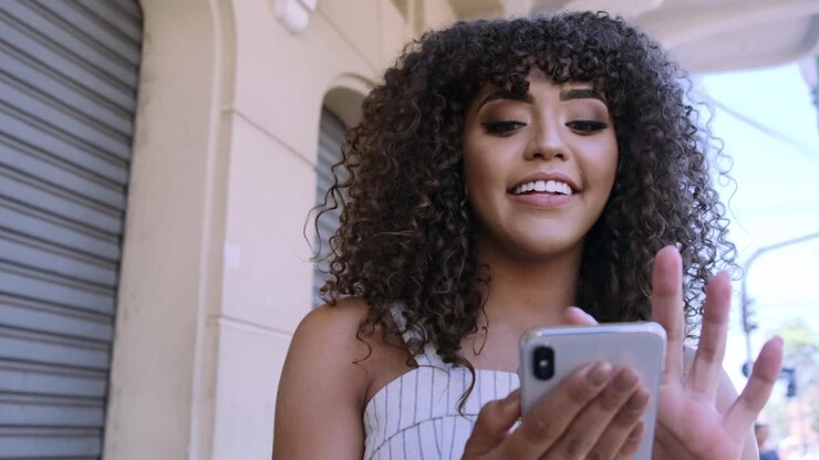 donna che usa uno smartphone