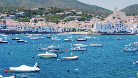 hermosa vista de la ciudad de cadaques en cataluña españa 4